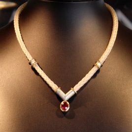 Collier aus Pferdehaar, V-förmiges Mittelstück mit Rubin